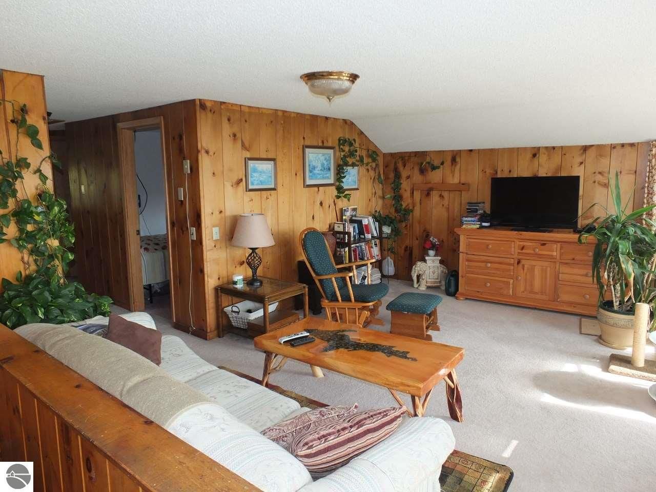 16086 Us Hwy 2, Cooks, MI 49817